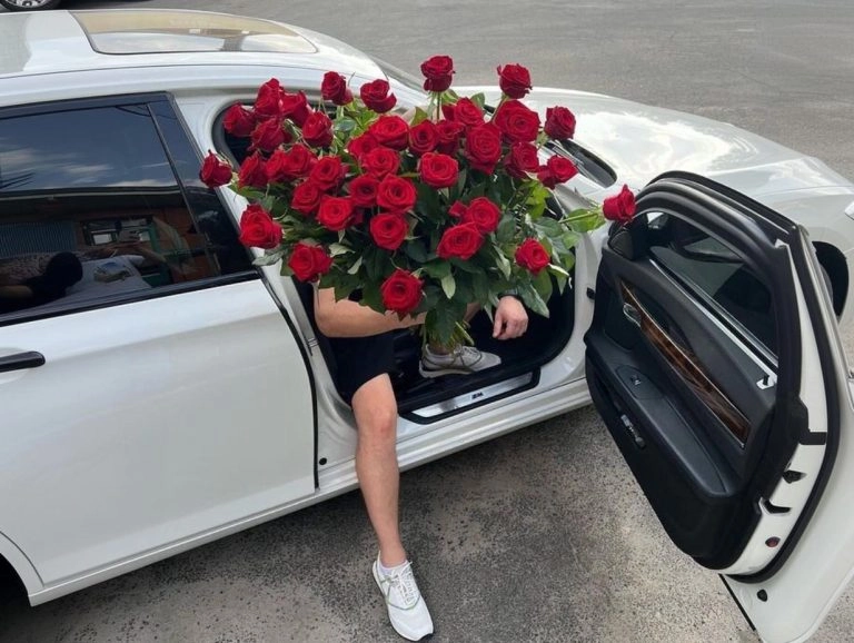 Blumen ohne Wasser transportieren - Mann sitzt mit Rosenstrauß im Auto