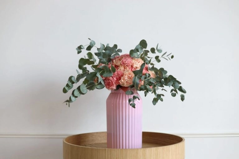 Rosa Nelken mit Eukalyptus in einer Vase – Nelken zählen zu den langlebigsten Schnittblumen