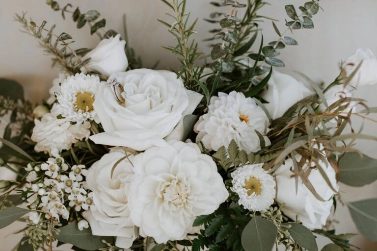 Dahlien mit Eukalyptus und Rosen im Brautstrauß kombiniert, Formen und Höhen gestaffelt