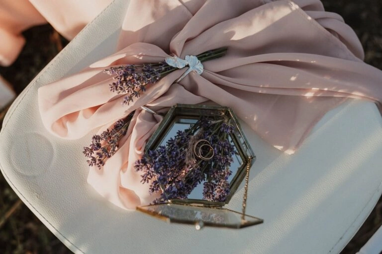 Getrockneter Lavendel in der Hochzeitsdeko: helle Bündel als Tischschmuck und im gebundenen Brautstrauß