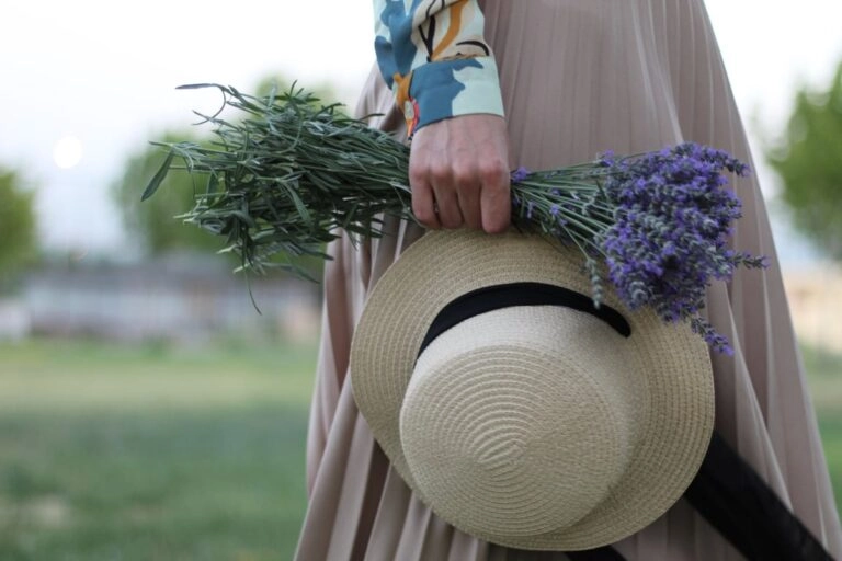 Lavendel verschenken: passende Anlässe von Dank bis Genesung Frau hält einen gebundenen Lavendelstrauß im Arm: Lavendel verschenken heißt Zärtlichkeit und Wertschätzung