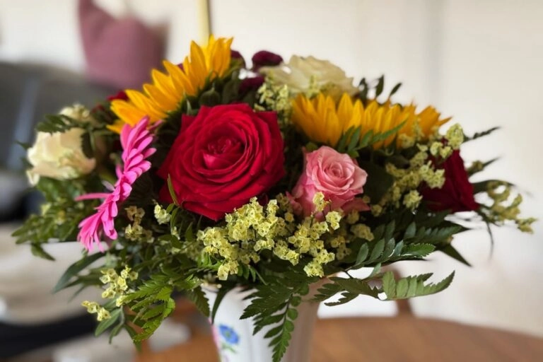 Bunter Strauß aus Sonnenblumen, Rosen und Gerbera als katzensichere Alternative zur Amaryllis